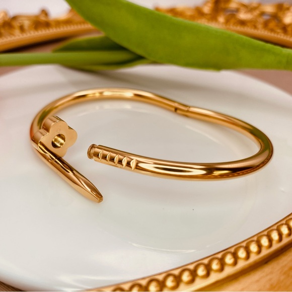 SOLD OUT! Please don’t buy it! Minimalist Clover Nail Design Hinge Bracelet Gold - Picture 6 of 10